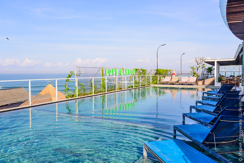 Aston Canggu Beach Resort – новый современный отель на пляже Бату Болонг в Чангу